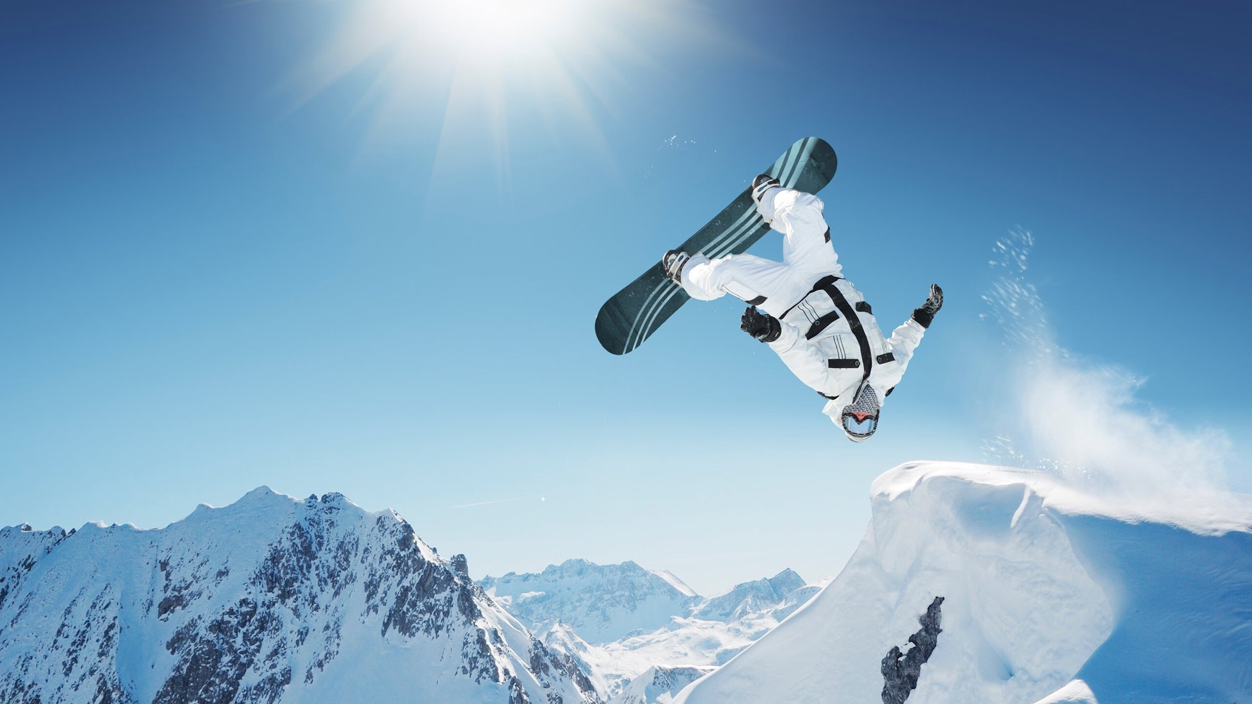 利物浦后卫亚诺普犀利抢断，带球发起反击，利物浦的阿诺德