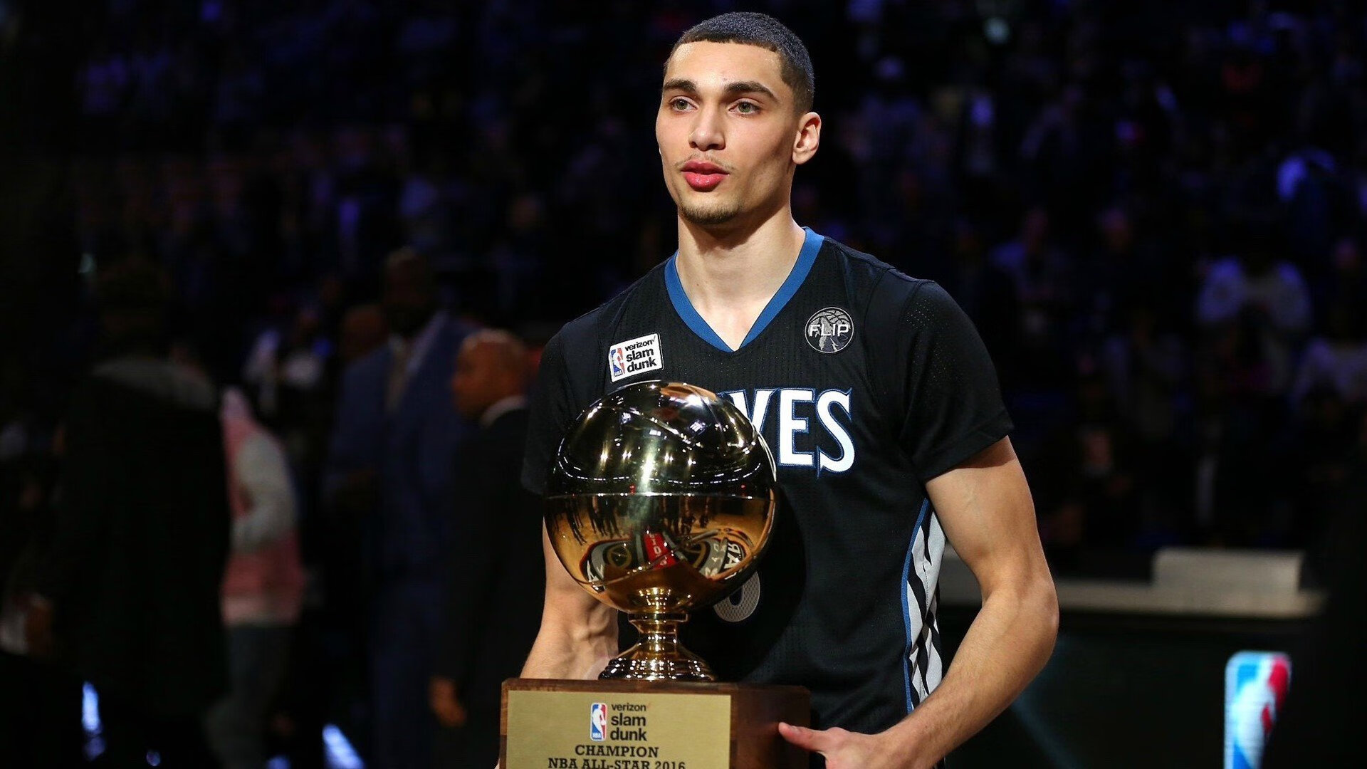 女足比赛中,中国队员赵某连入两球,中国女足被球迷们亲切地称为